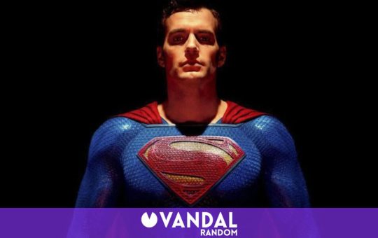 Henry Cavill anuncia su regreso como Superman y muestra su nuevo traje