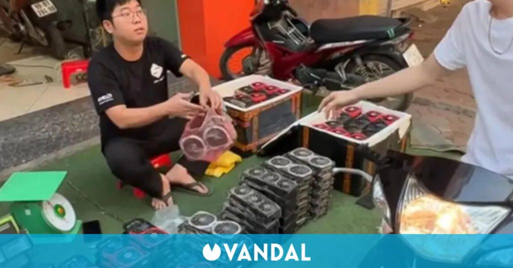 El llamado 'Rey del VGA' de Vietnam vende decenas de tarjetas gráficas en la calle