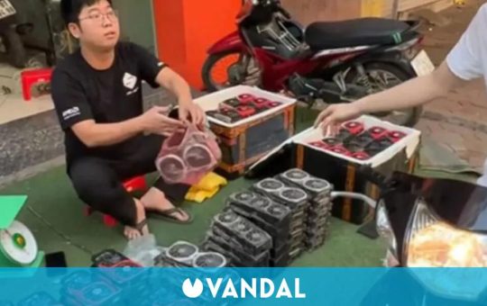 El llamado 'Rey del VGA' de Vietnam vende decenas de tarjetas gráficas en la calle